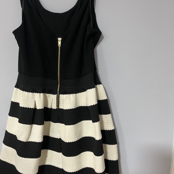 Black and White Dress - Picture 2 of 3